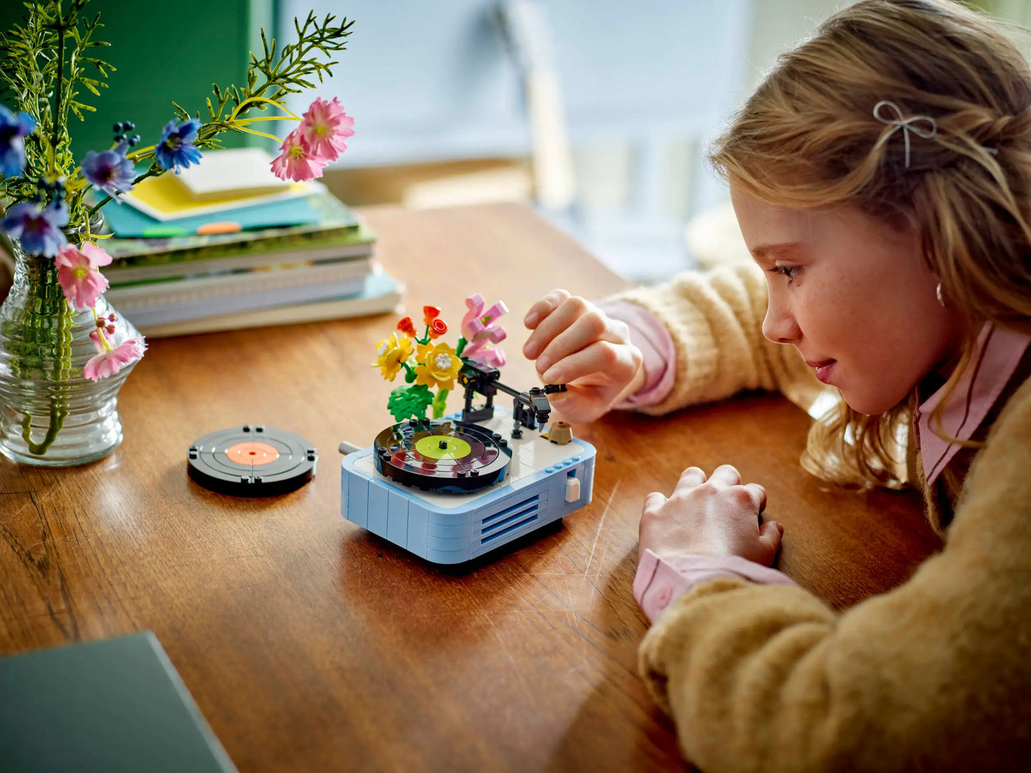 Creator: Record Player with Flowers Building Set