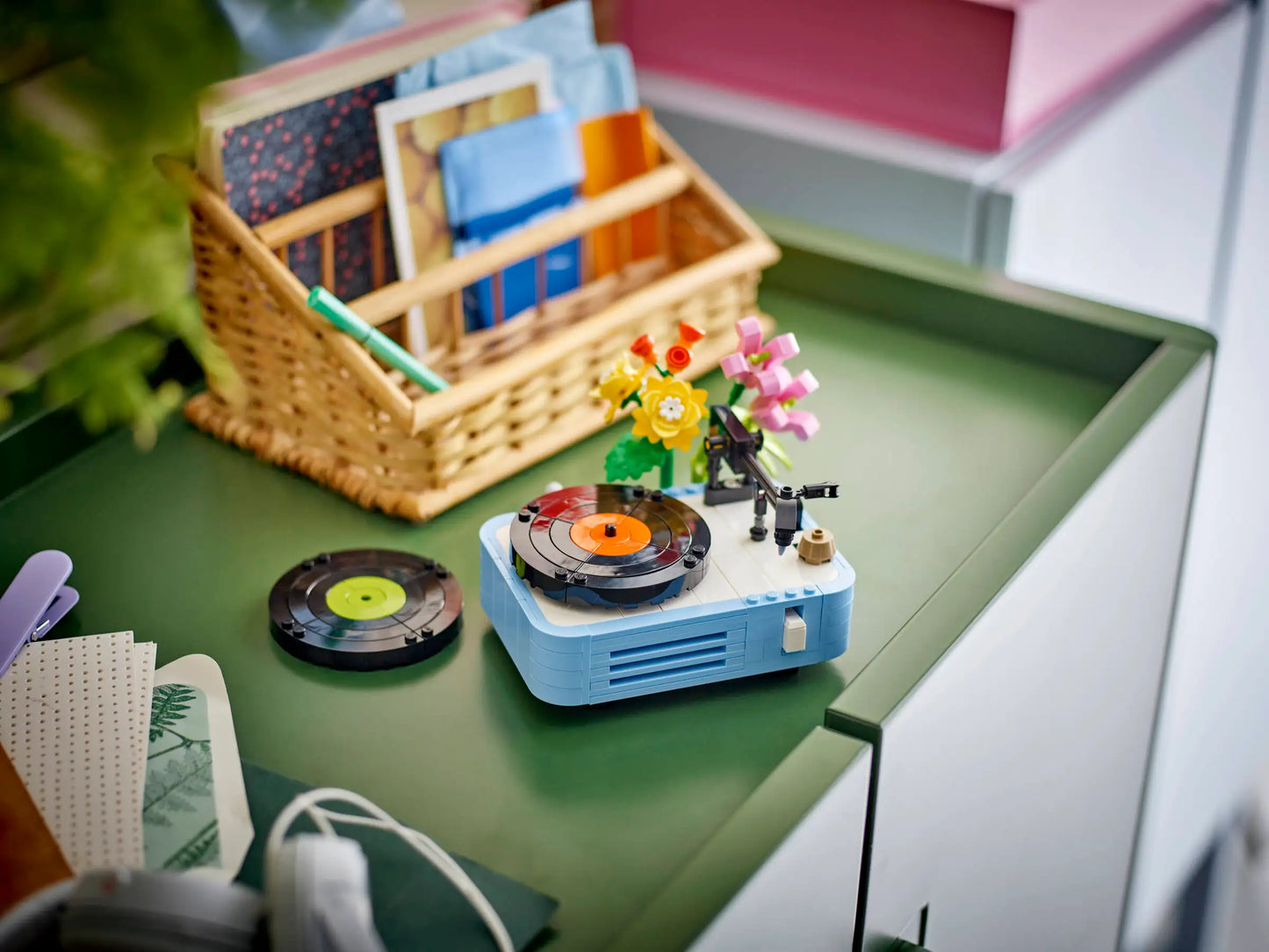 Creator: Record Player with Flowers Building Set