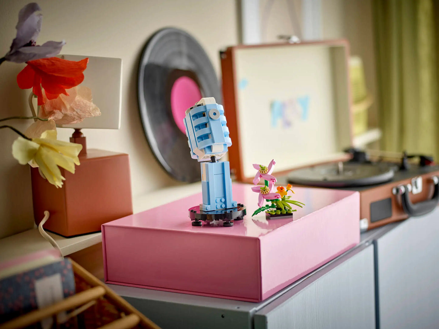 Creator: Record Player with Flowers Building Set