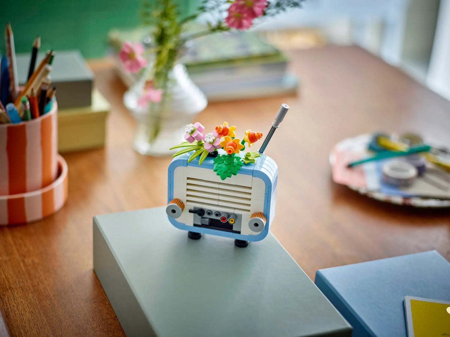 Creator: Record Player with Flowers Building Set